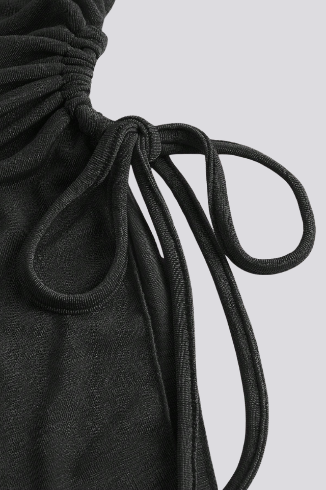 Top Preta Tubular com Bainha Assimétrica,