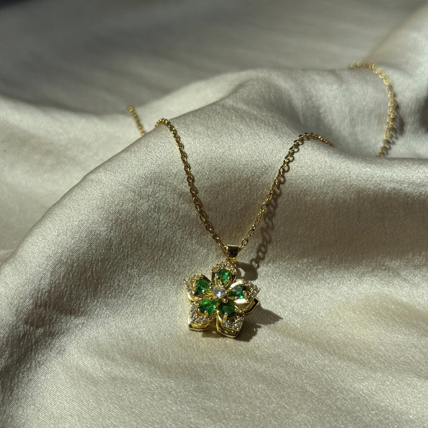 Colar de Flor de Esmeralda