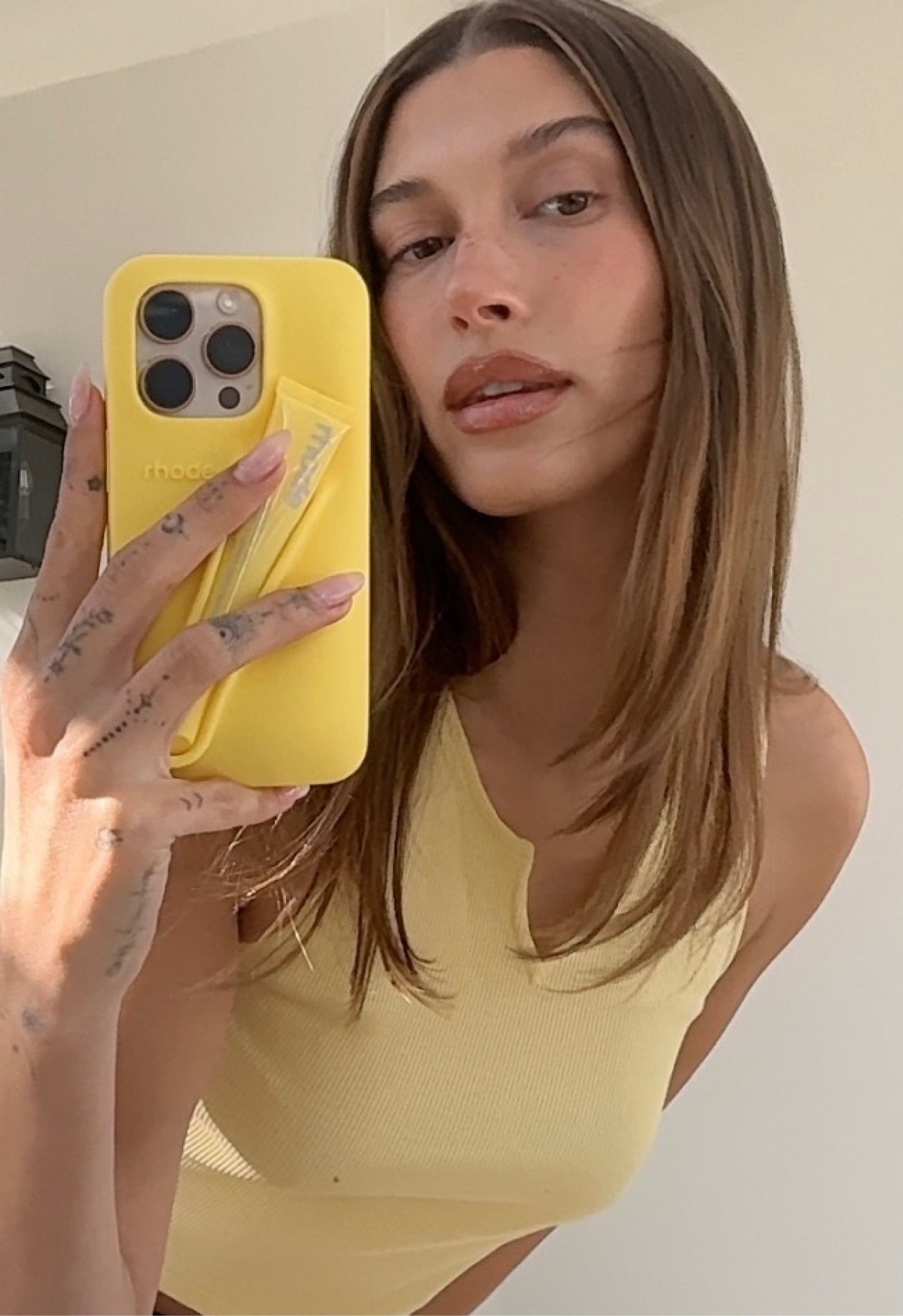 LIP CASE RHODE DE FERIAS ( HAILEY BIERBER EXCLUIVE)