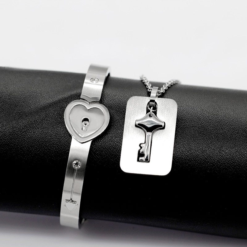 Pulseira Bracelete Cadeado Cravejado + Colar Chave para Casal